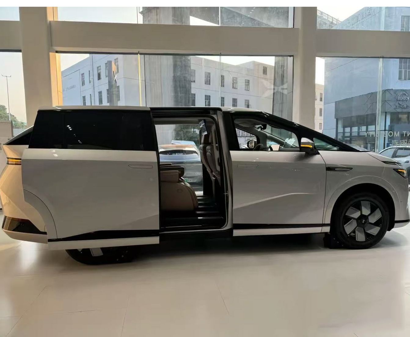 Xpeng X9 electric MPV